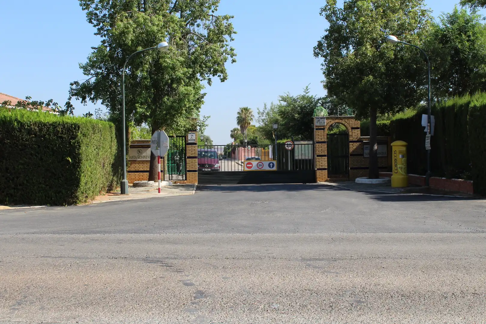 Vista exterior de Casa o xalet en venda en Alcalá de Guadaira amb Aire condicionat, Jardí privat i Piscina