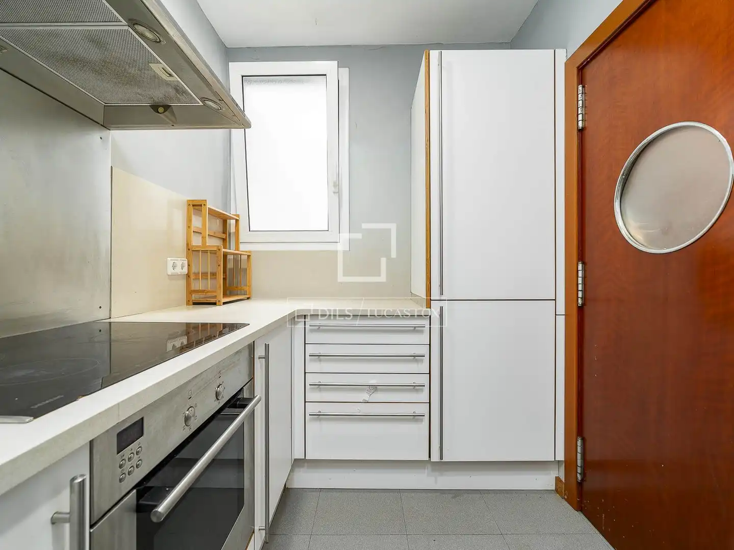 Küche von Wohnung zum Verkauf in Barcelona mit Klimaanlage und Heizung