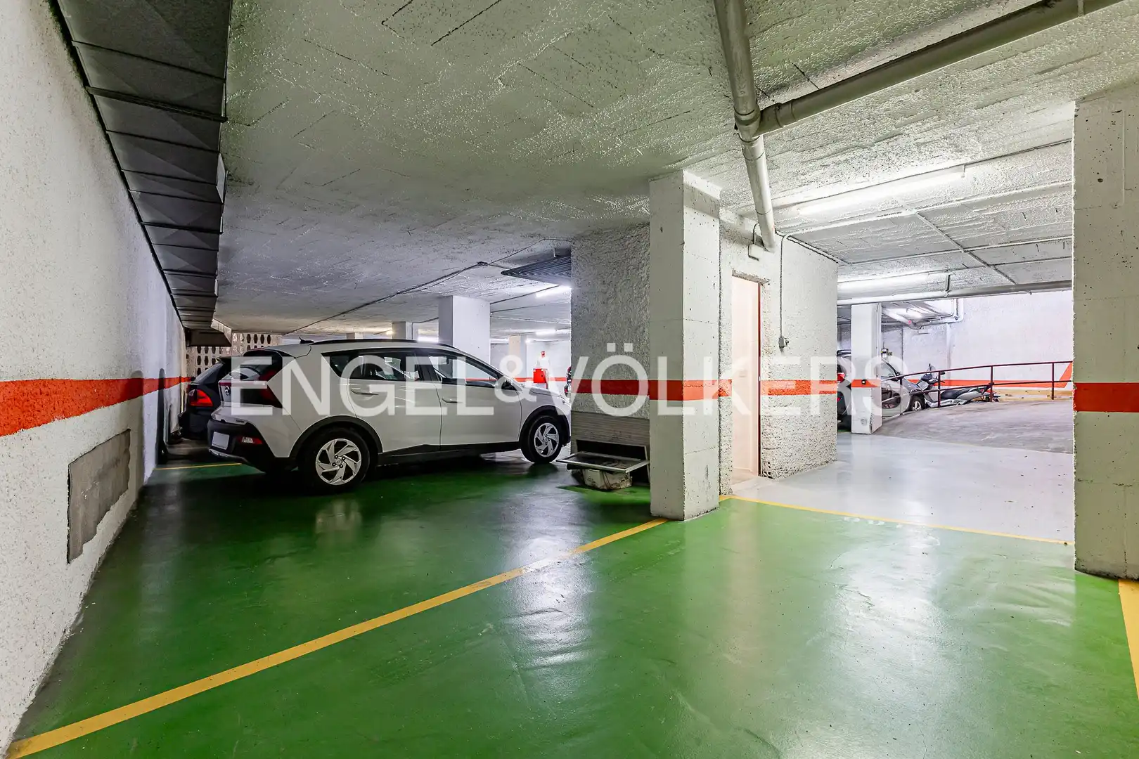 Parking de Piso en venta en Barcelona con Calefacción, Piscina y Balcón