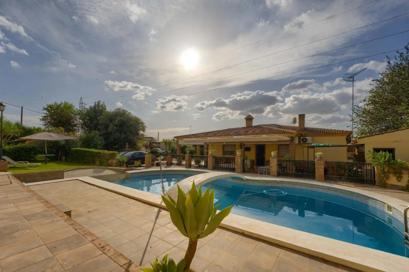Piscina de Casa o chalet en venta en Sanlúcar la Mayor con Aire acondicionado, Calefacción y Jardín privado