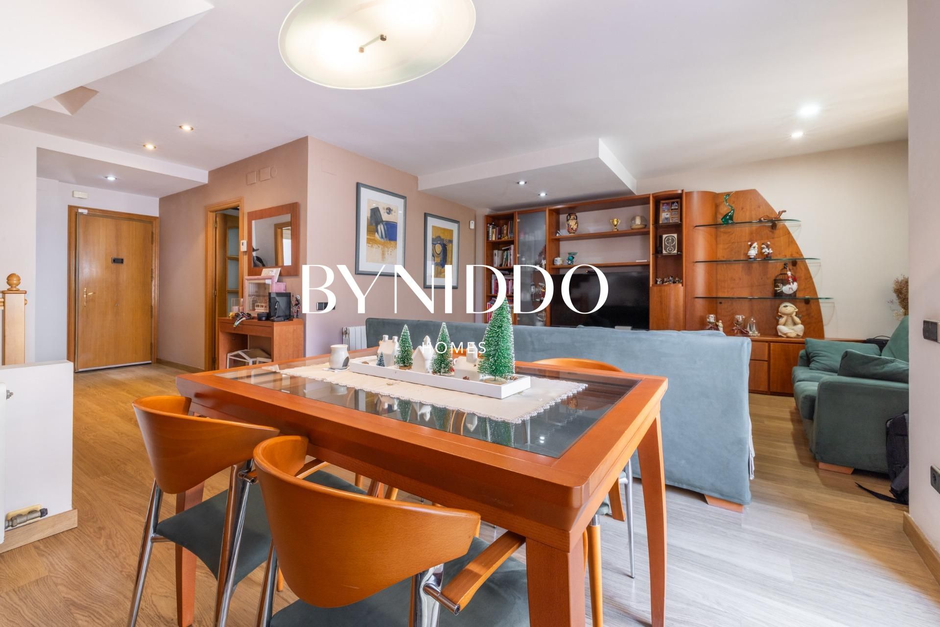 Sala de estar de Casa adosada en venta en  Barcelona Capital con Aire acondicionado, Calefacción y Parquet