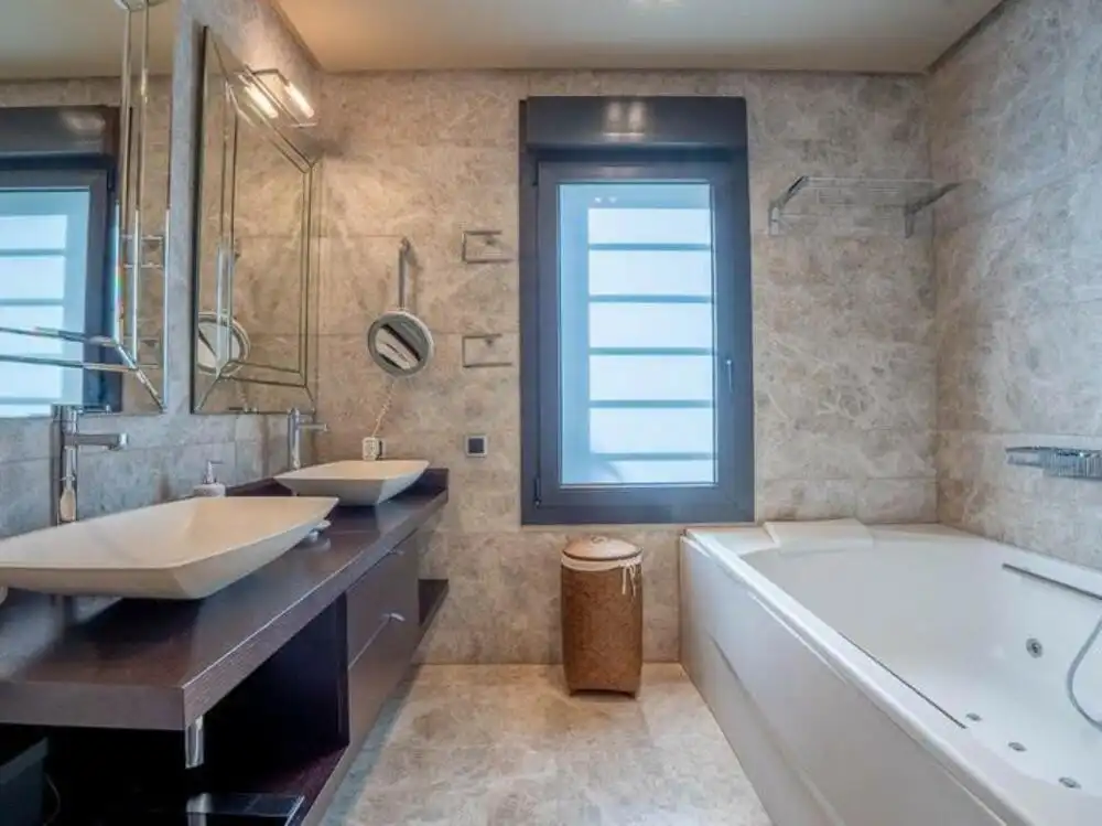Baño de Casa o chalet de alquiler en Estepona con Aire acondicionado, Jardín privado y Terraza
