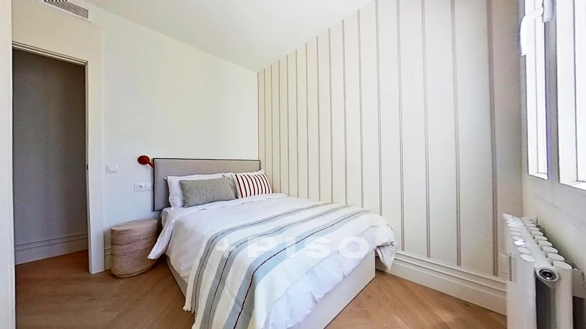 Schlafzimmer von Dachboden zum Verkauf in Madrid mit Klimaanlage, Terrasse und Möbliert