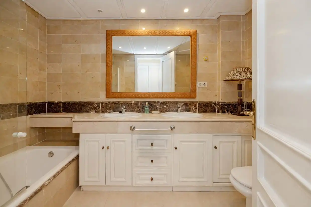 Badezimmer von Dachboden zum Verkauf in Marbella mit Klimaanlage, Heizung und Terrasse