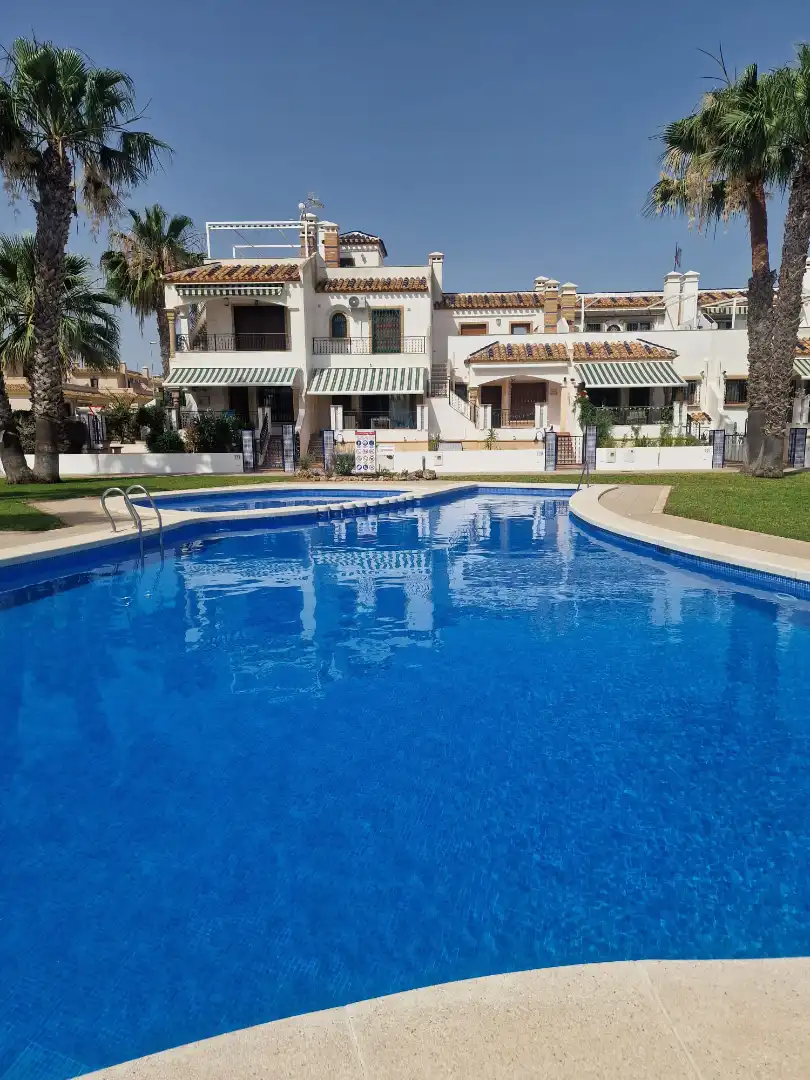 Piscina de Casa adosada en venda en Orihuela amb Aire condicionat, Jardí privat i Terrassa