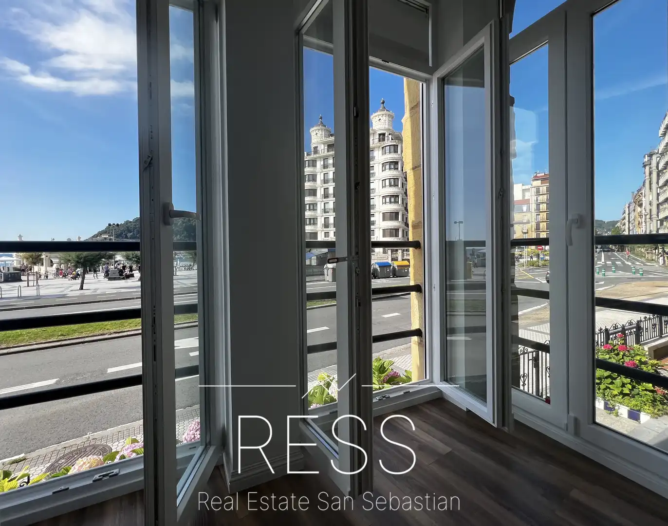 Vista exterior de Pis en venda en Donostia - San Sebastián  amb Terrassa i Moblat