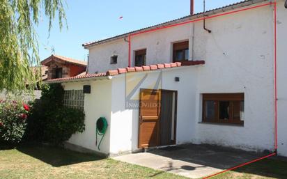 Vista exterior de Casa adosada en venda en Villamanín amb Jardí privat