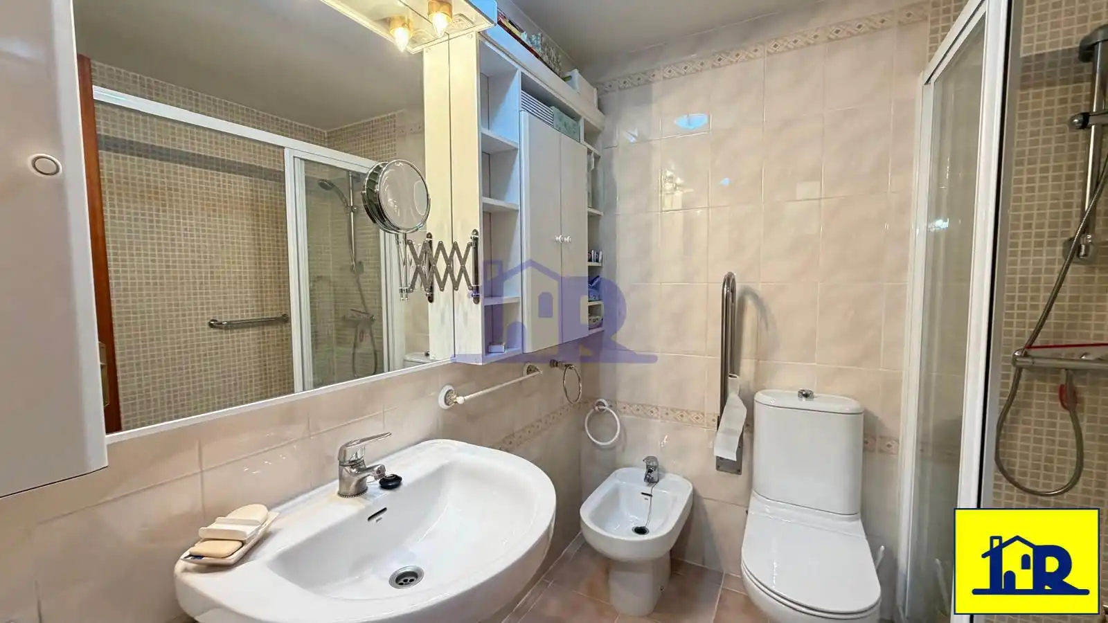 Baño de Piso en venta en Cuenca con Calefacción, Terraza y Trastero