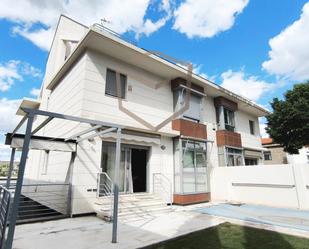 Exterior view of Single-family semi-detached for sale in Pozuelo de Alarcón  with Air Conditioner, Heating and Private garden