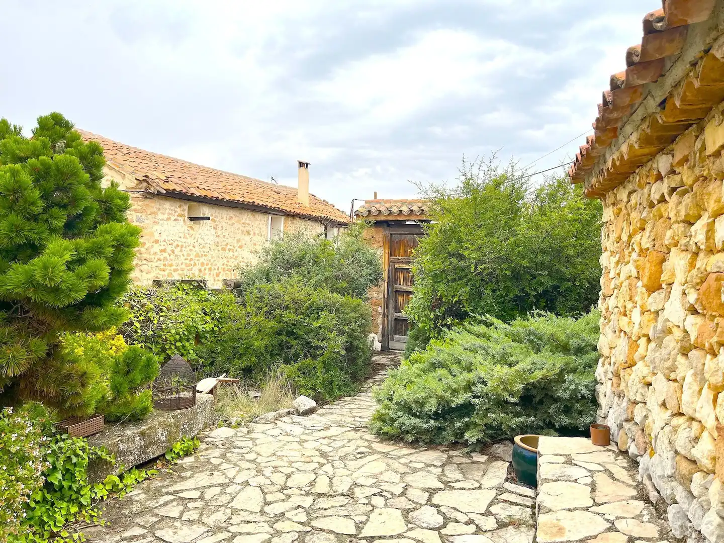 Jardí de Finca rústica en venda en Bea amb Calefacció, Terrassa i Moblat