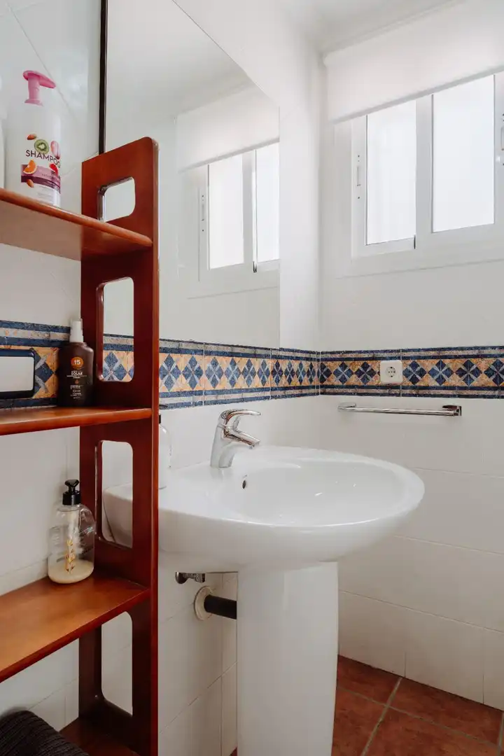 Badezimmer von Wohnung zum Verkauf in Alicante / Alacant mit Klimaanlage, Heizung und Terrasse