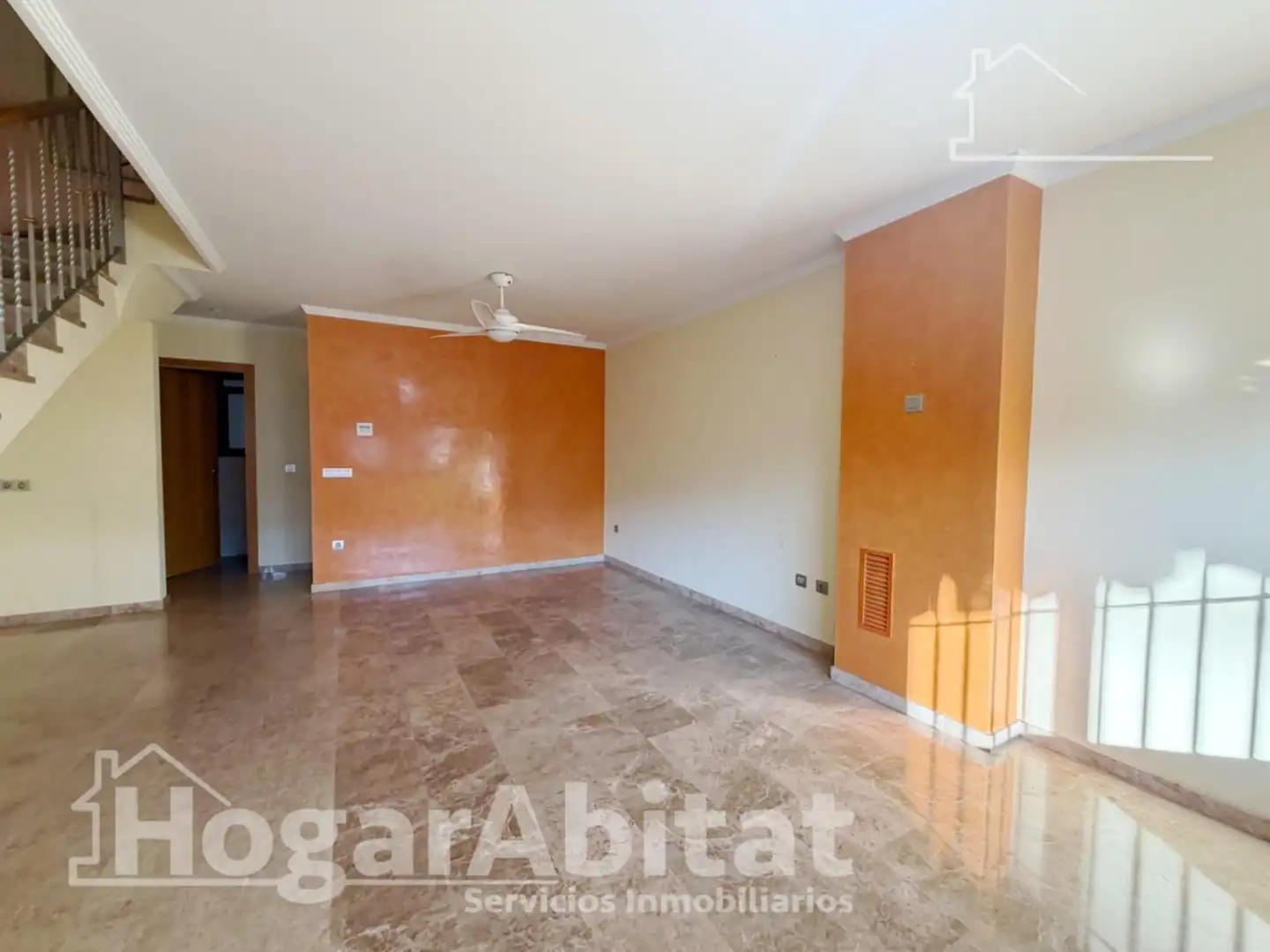 Sala d'estar de Casa adosada en venda en Sagunto / Sagunt amb Aire condicionat, Jardí privat i Terrassa