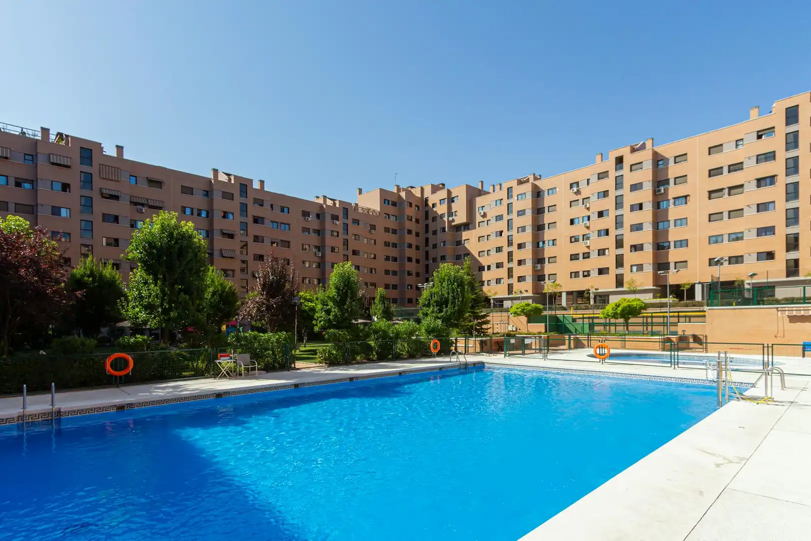 Piscina de Pis de lloguer en Madrid amb Aire condicionat, Calefacció i Jardí privat