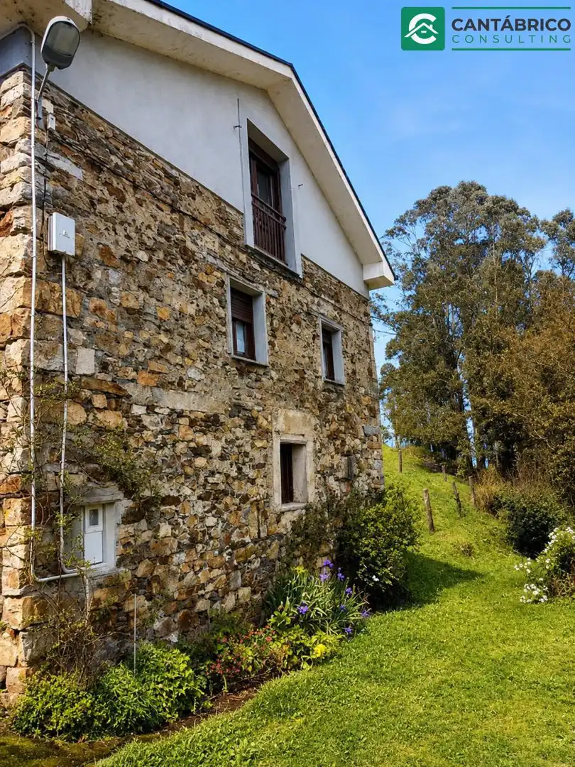 Außenansicht von Haus oder Chalet zum Verkauf in Navia mit Heizung, Terrasse und Möbliert
