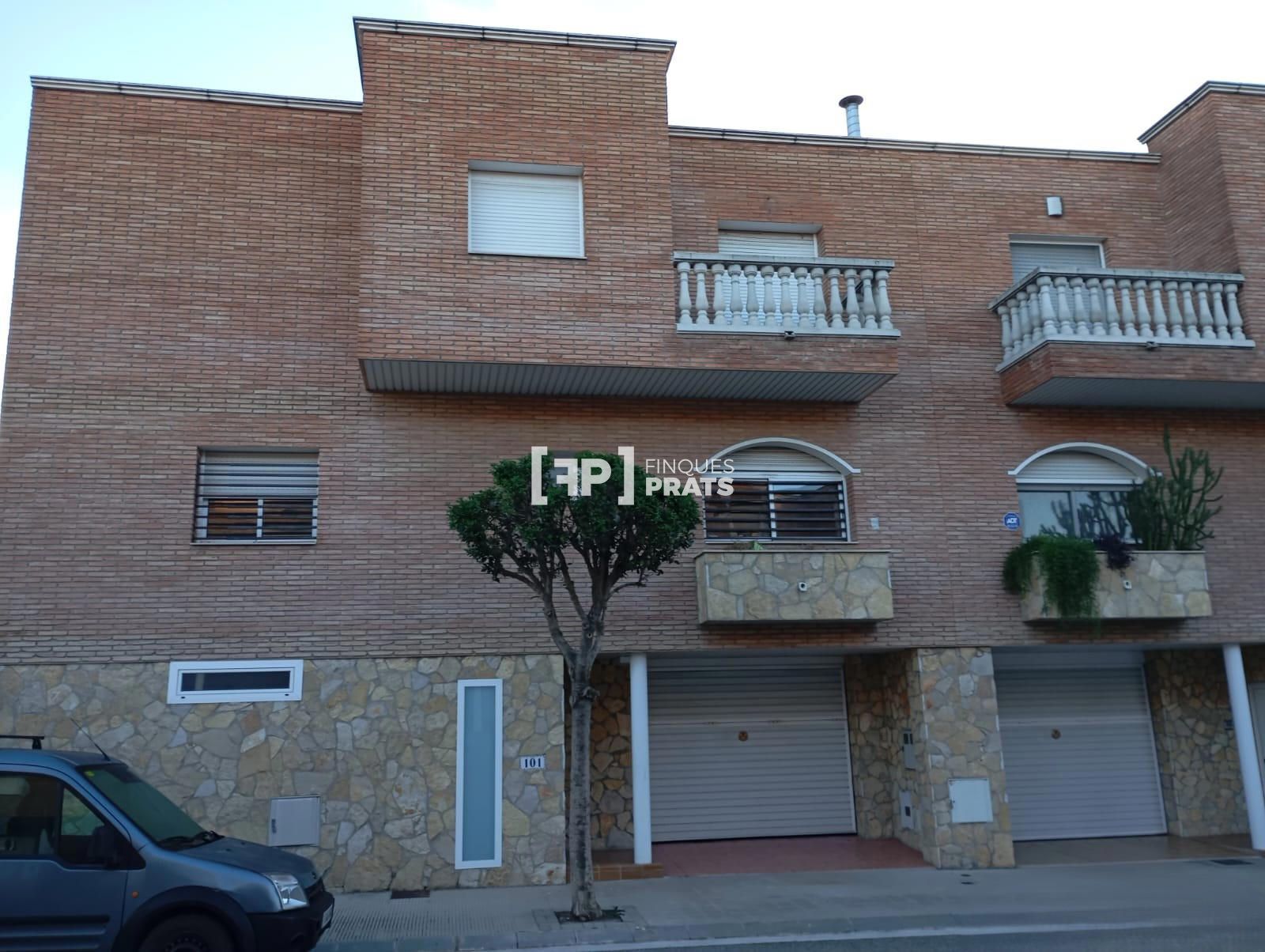 Vista exterior de Casa adosada en venda en Balaguer amb Jardí privat i Traster