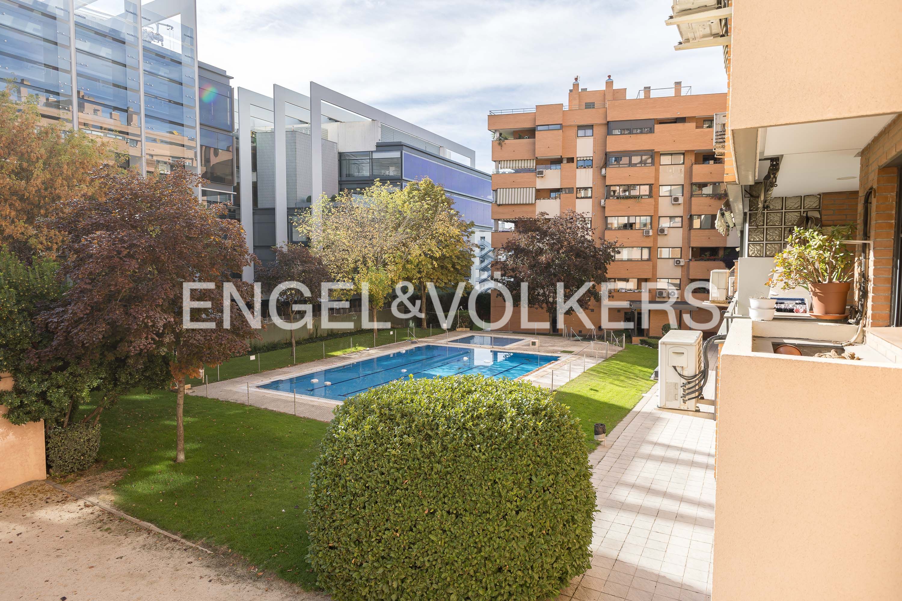 Exterior view of Apartment for sale in  Madrid Capital  with Heating, Private garden and Parquet flooring