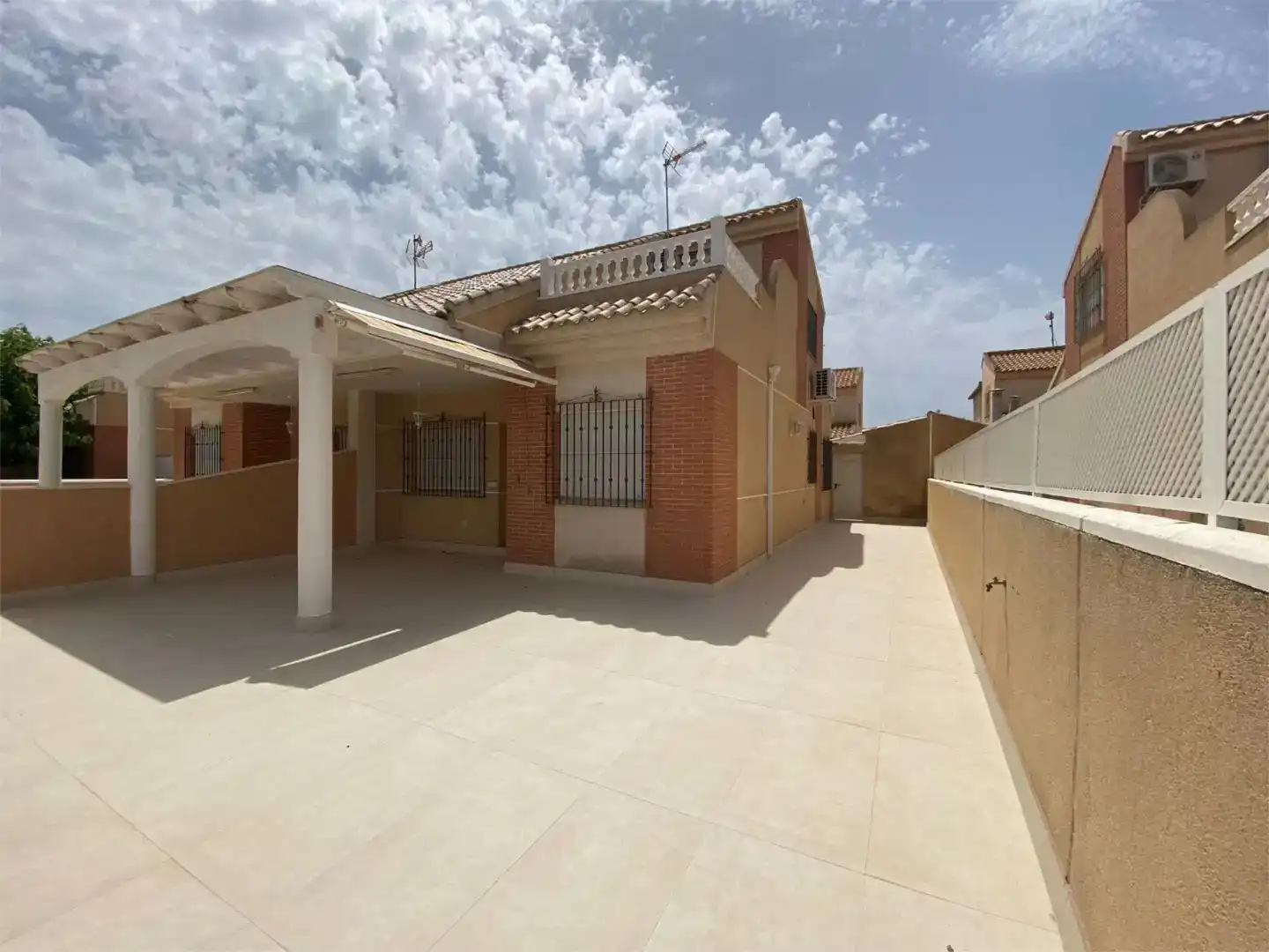 Vista exterior de Dúplex de alquiler en Pilar de la Horadada con Aire acondicionado, Trastero y Amueblado