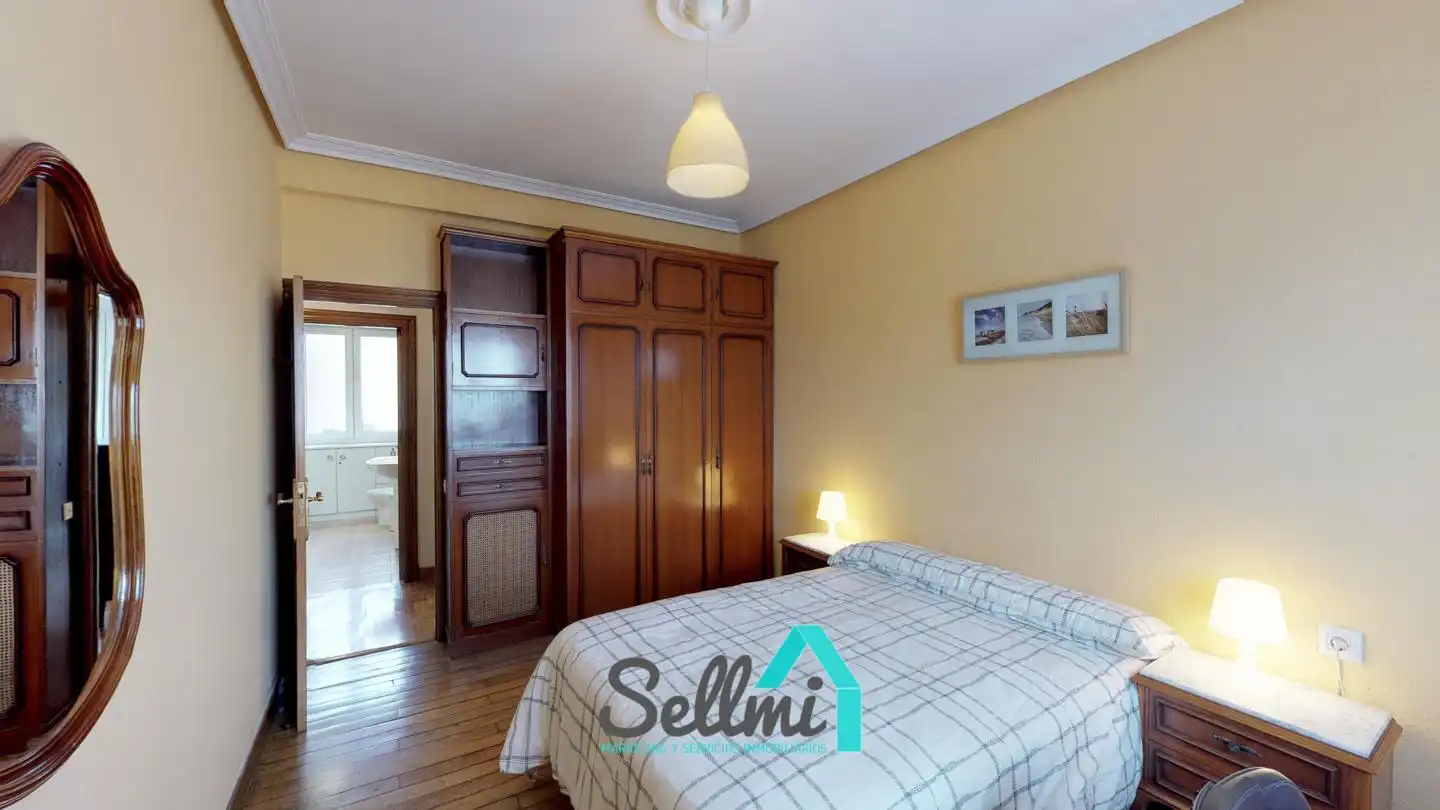 Bedroom of Flat for rent in Oviedo   with Heating, Parquet flooring and Furnished
