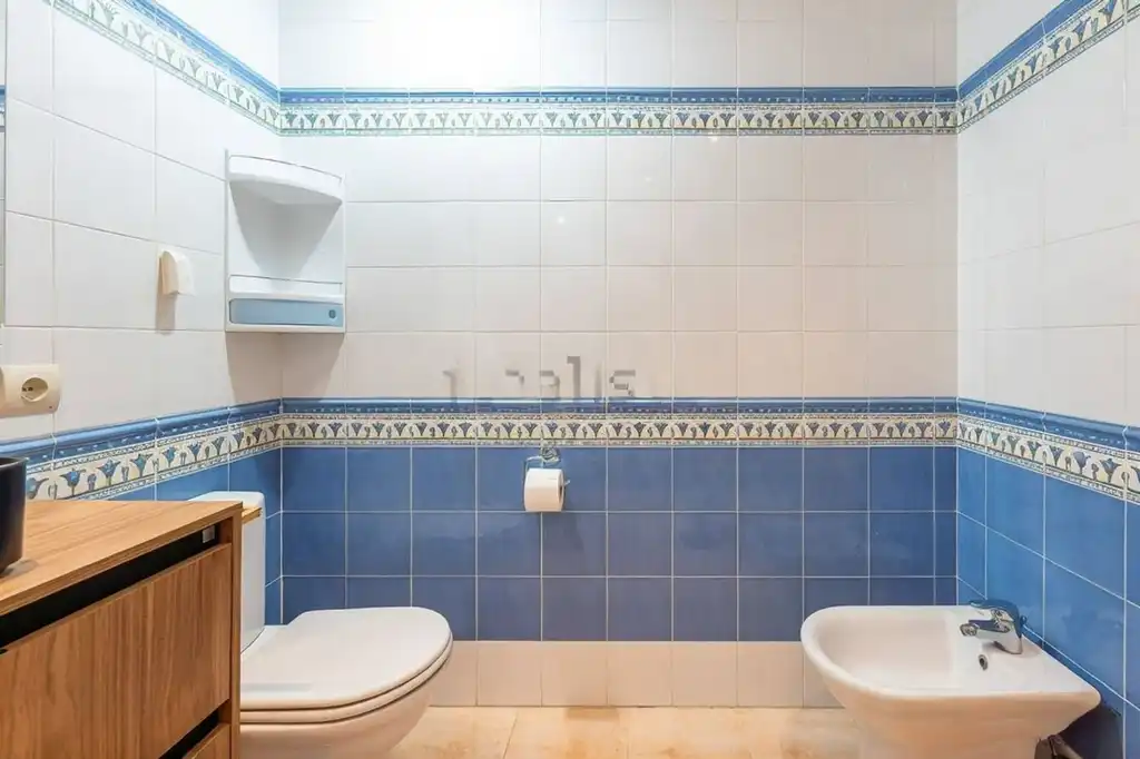 Baño de Apartamento de alquiler en Estepona con Aire acondicionado, Terraza y Piscina