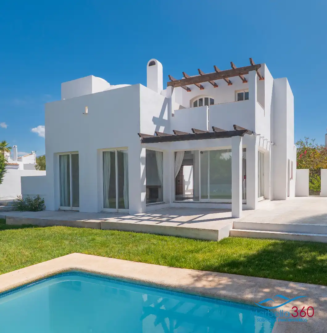 Vista exterior de Casa o xalet en venda en Marbella amb Aire condicionat, Jardí privat i Terrassa