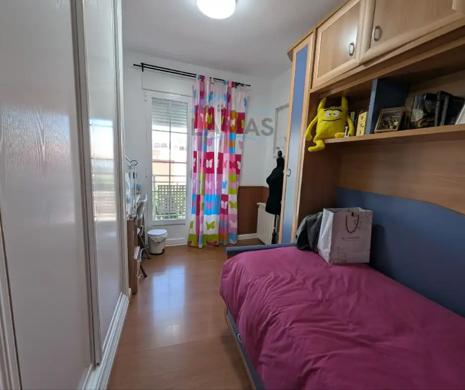 Schlafzimmer von Einfamilien-Reihenhaus zum Verkauf in Navalmoral de la Mata mit Klimaanlage, Heizung und Terrasse