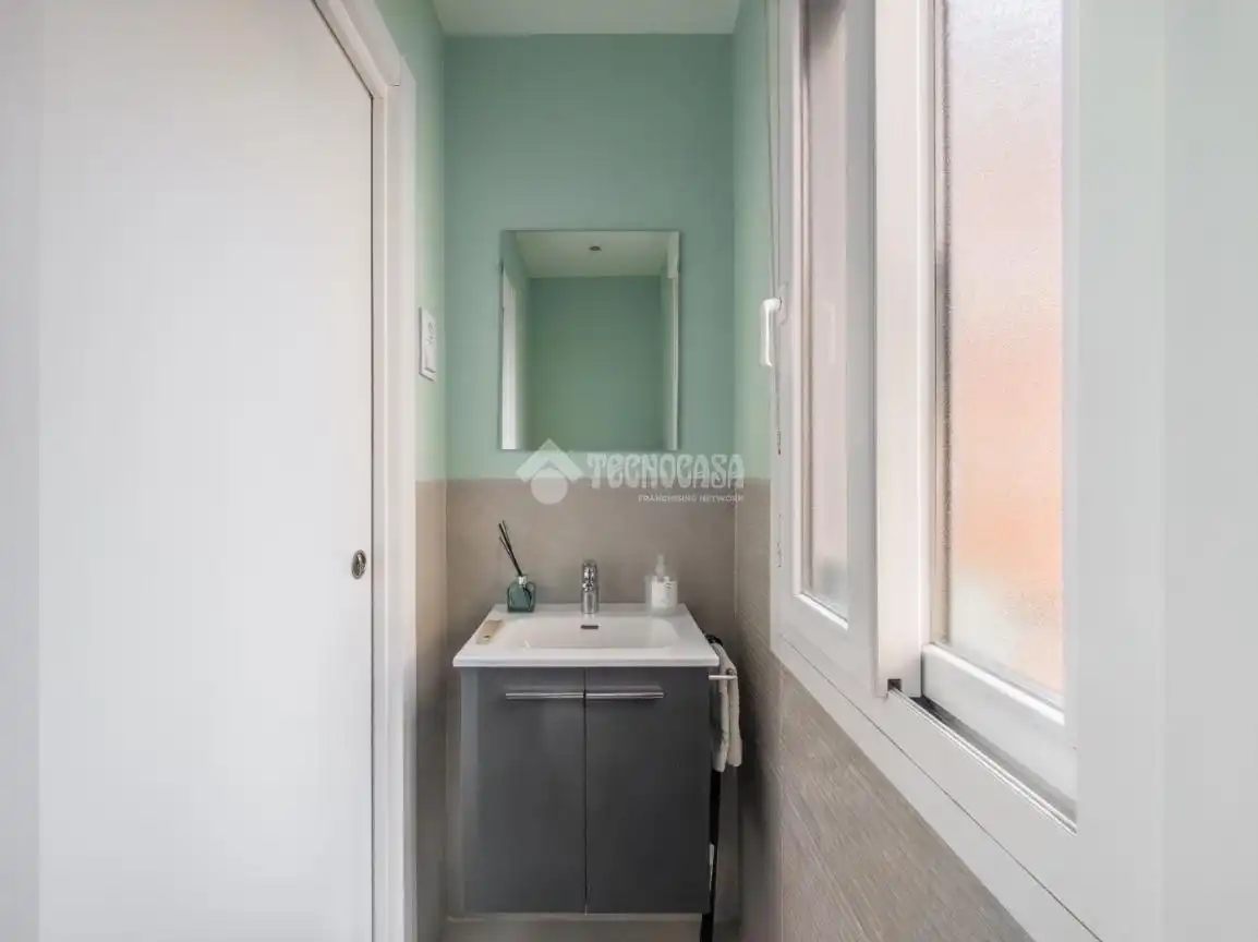 Bathroom of Flat for sale in Madrid  with Air Conditioner, Heating and Home automation