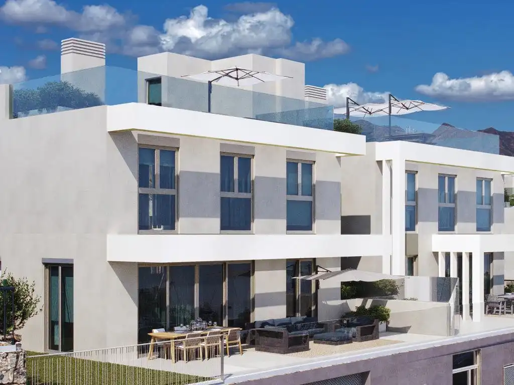 Vista exterior de Casa adosada en venda en Mijas amb Aire condicionat, Jardí privat i Terrassa