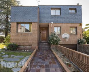 Vista exterior de Casa o xalet en venda en Pozuelo de Alarcón amb Terrassa i Piscina