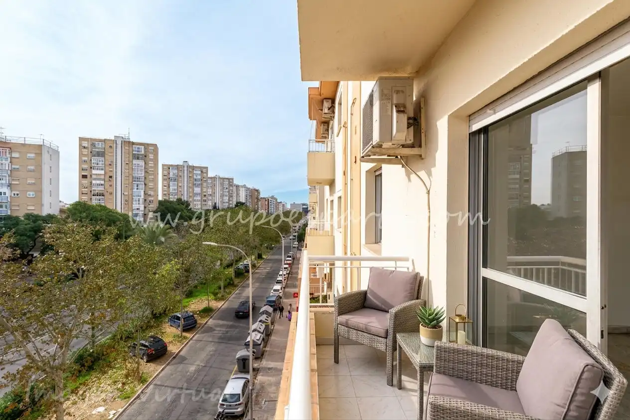 Exterior view of Flat for sale in Sevilla  with Air Conditioner and Balcony