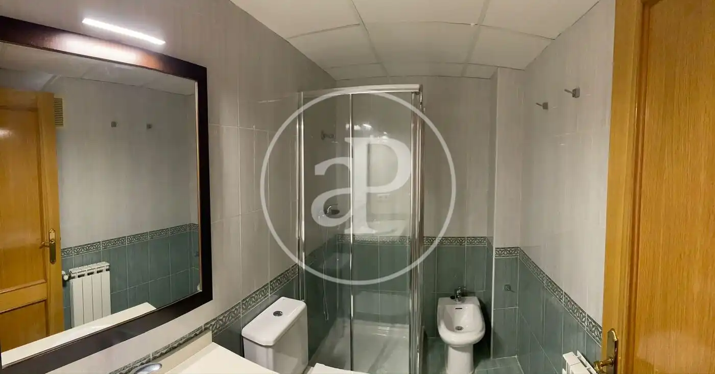Baño de Piso de alquiler en Valencia con Aire acondicionado, Calefacción y Jardín privado