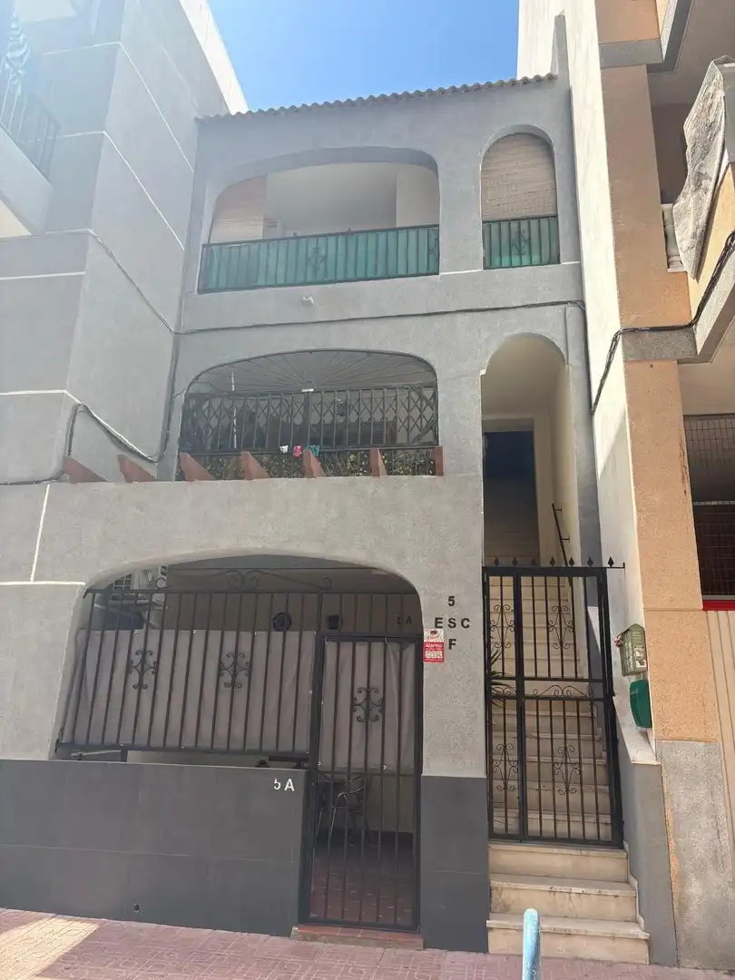 Vista exterior de Àtic en venda en Torrevieja amb Aire condicionat, Terrassa i Moblat
