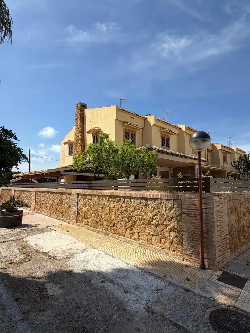 Vista exterior de Casa o xalet de lloguer en Sagunto / Sagunt amb Aire condicionat, Jardí privat i Terrassa
