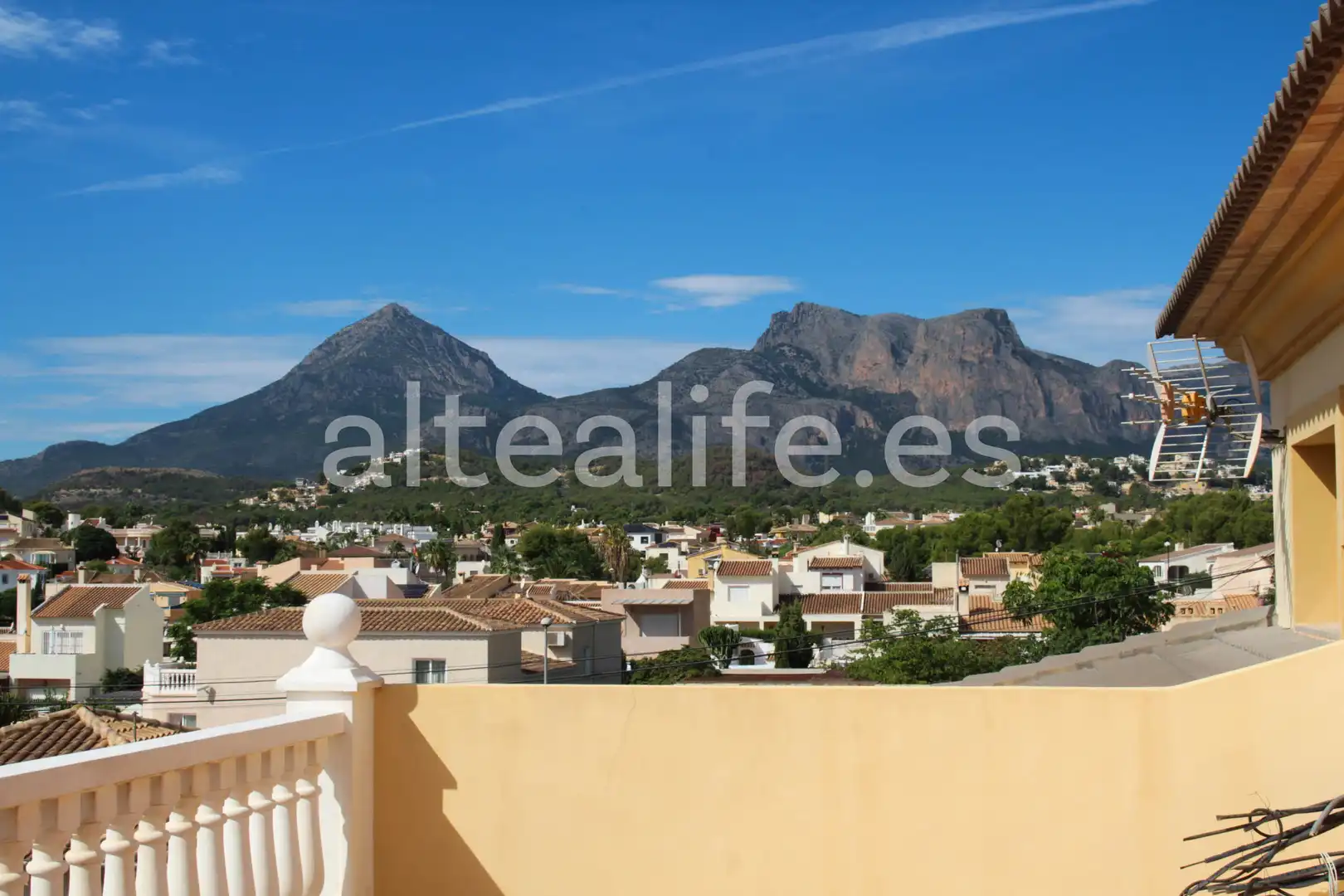 Außenansicht von Haus oder Chalet zum Verkauf in La Nucia mit Privatgarten, Terrasse und Abstellraum