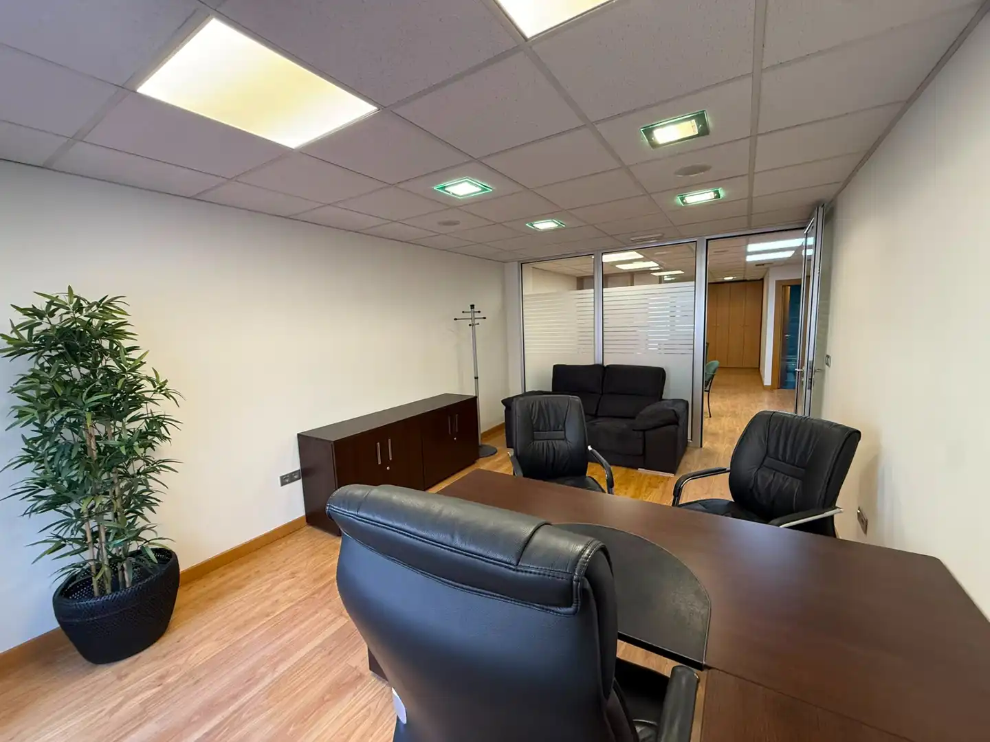 Oficina de alquiler en Oviedo  con Calefacción, Terraza y Amueblado