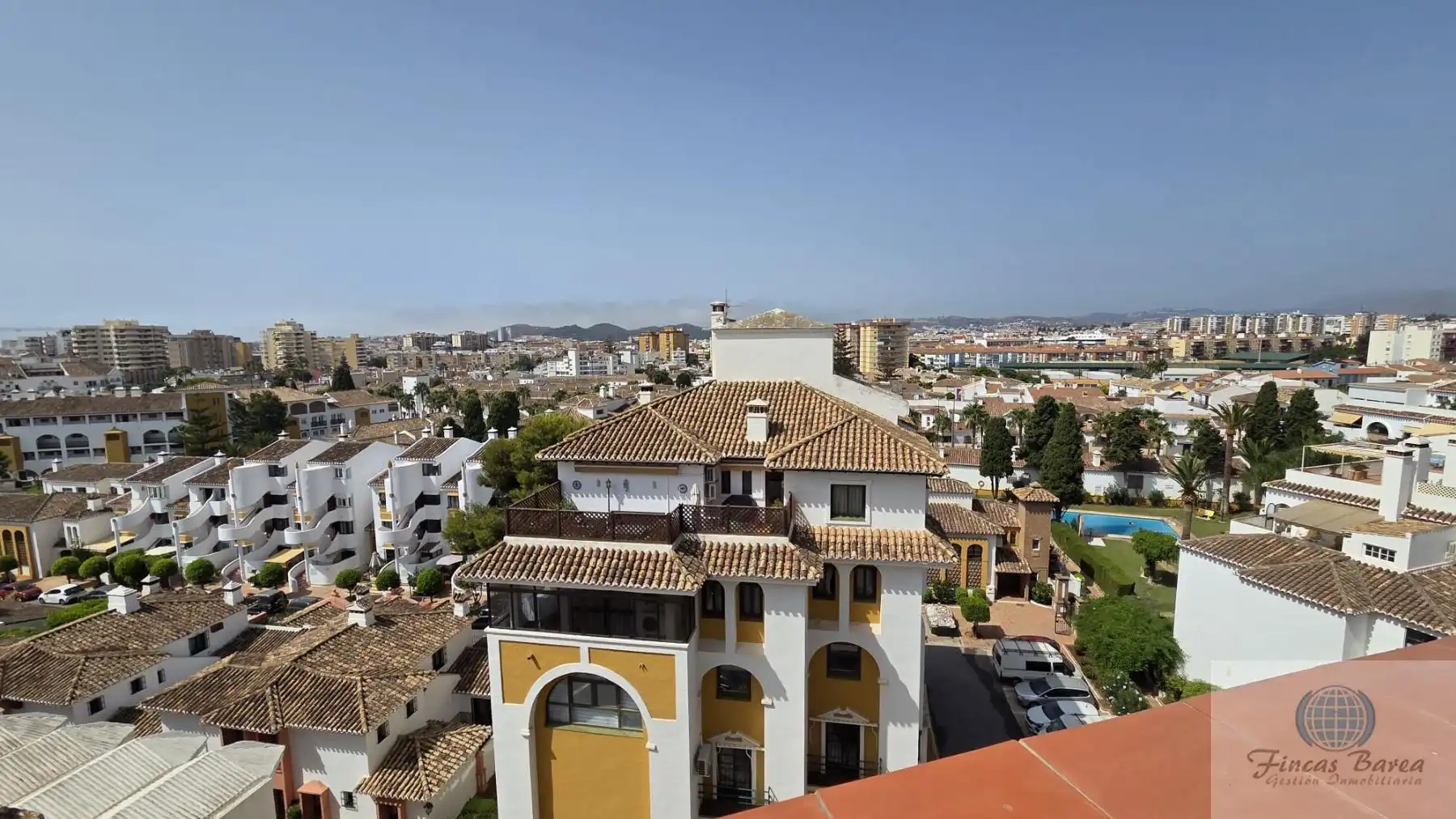 Vista exterior de Àtic en venda en Fuengirola amb Aire condicionat i Terrassa