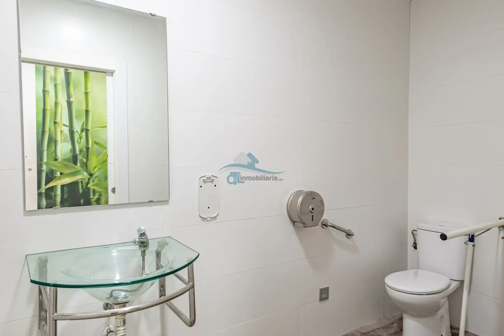 Bathroom of Commercial properties for rent in Linares  with Air Conditioner