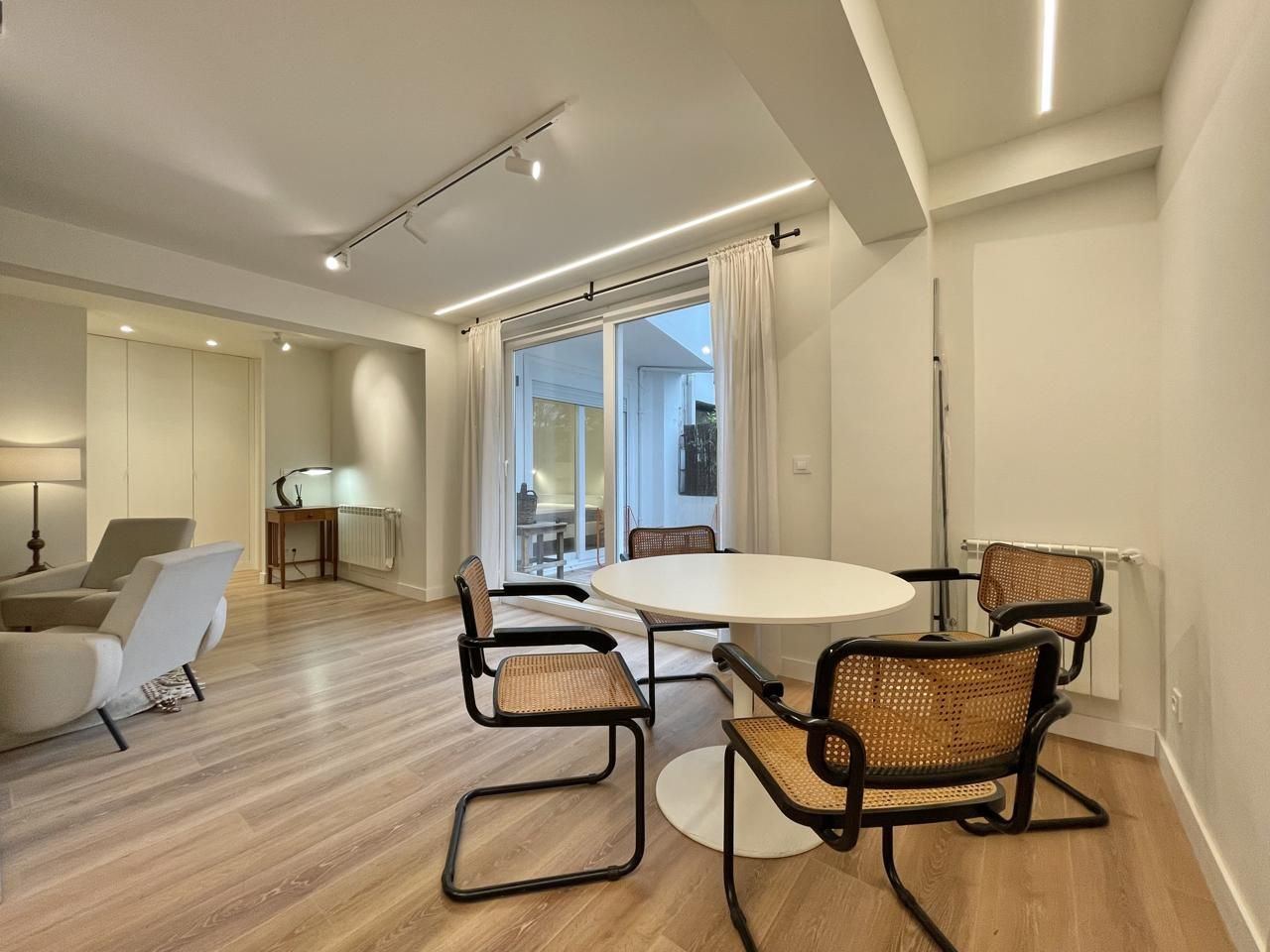Menjador de Apartament de lloguer en A Coruña Capital  amb Calefacció, Terrassa i Moblat