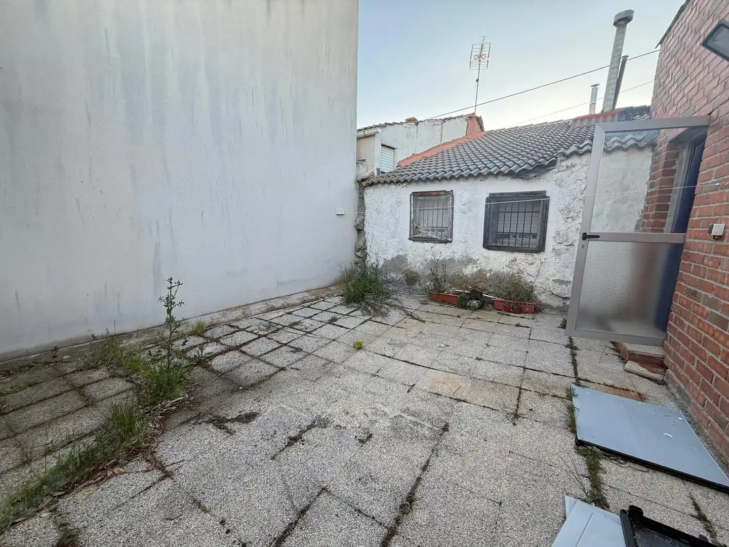 Vista exterior de Casa adosada en venda en Tolbaños amb Calefacció i Traster