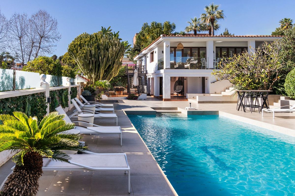 Swimming pool of House or chalet for sale in Marbella  with Air Conditioner, Private garden and Swimming Pool