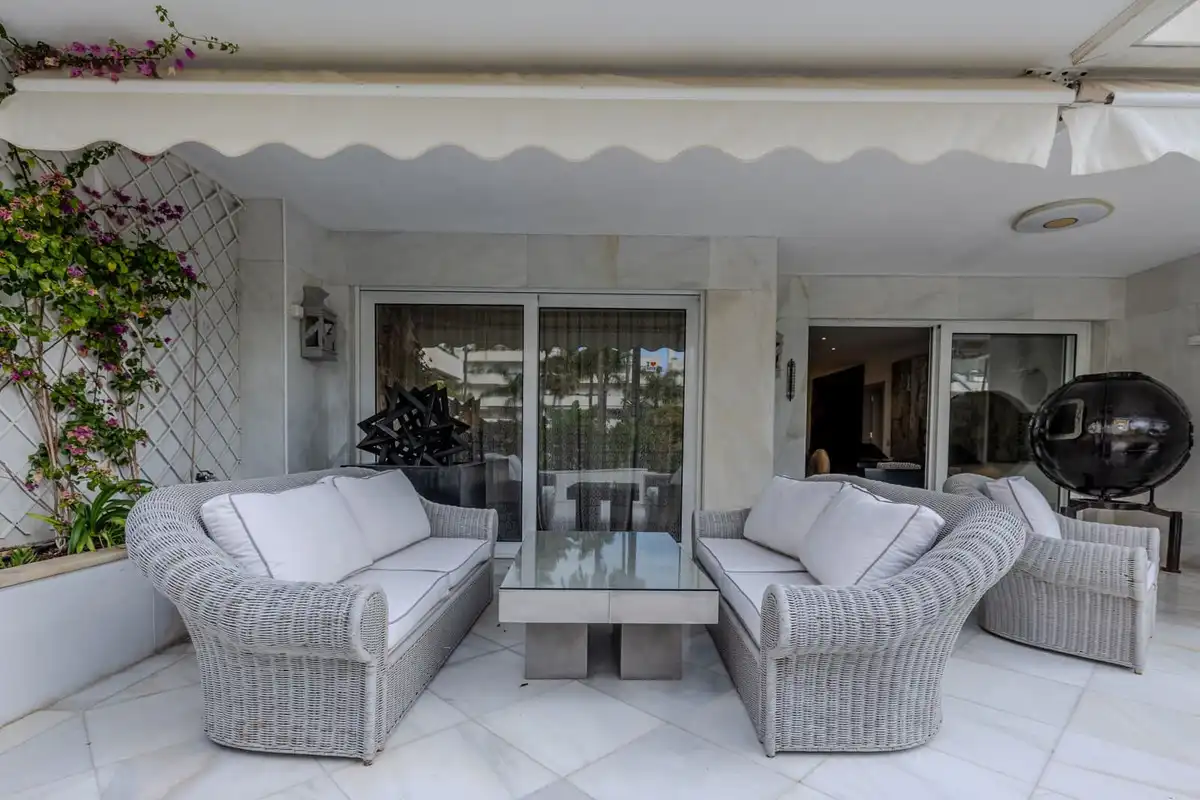 Terrasse von Erdgeschoss zum Verkauf in Marbella mit Klimaanlage, Privatgarten und Terrasse