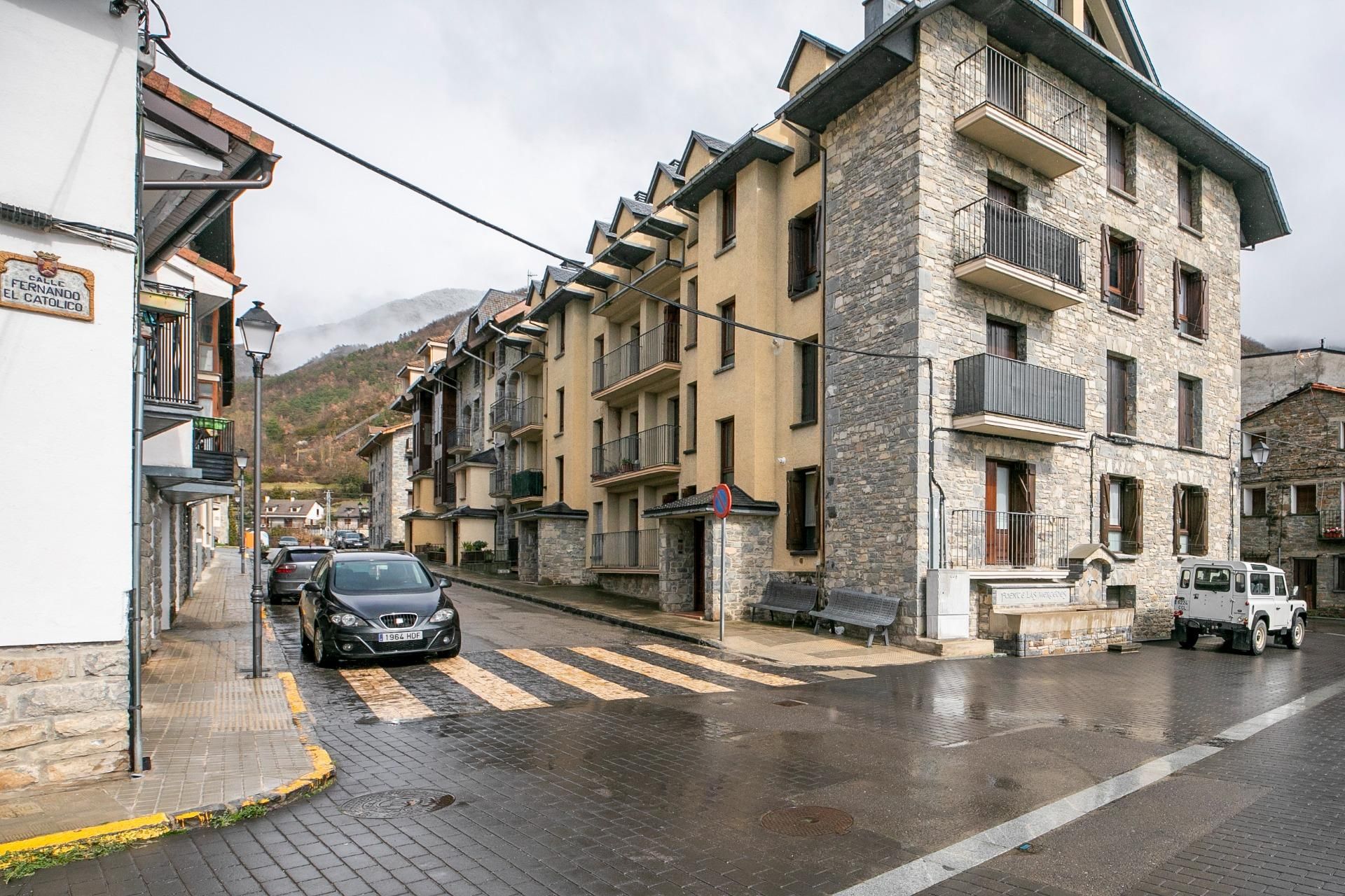 Vista exterior de Pis en venda en Biescas amb Calefacció, Terrassa i Traster