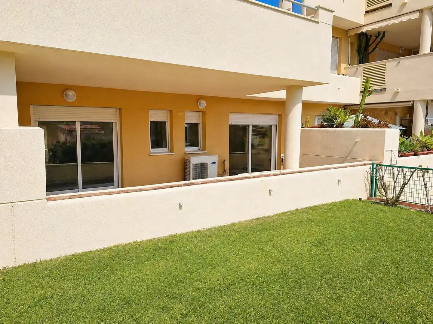 Außenansicht von Wohnungen zur Miete in Marbella mit Klimaanlage, Heizung und Privatgarten