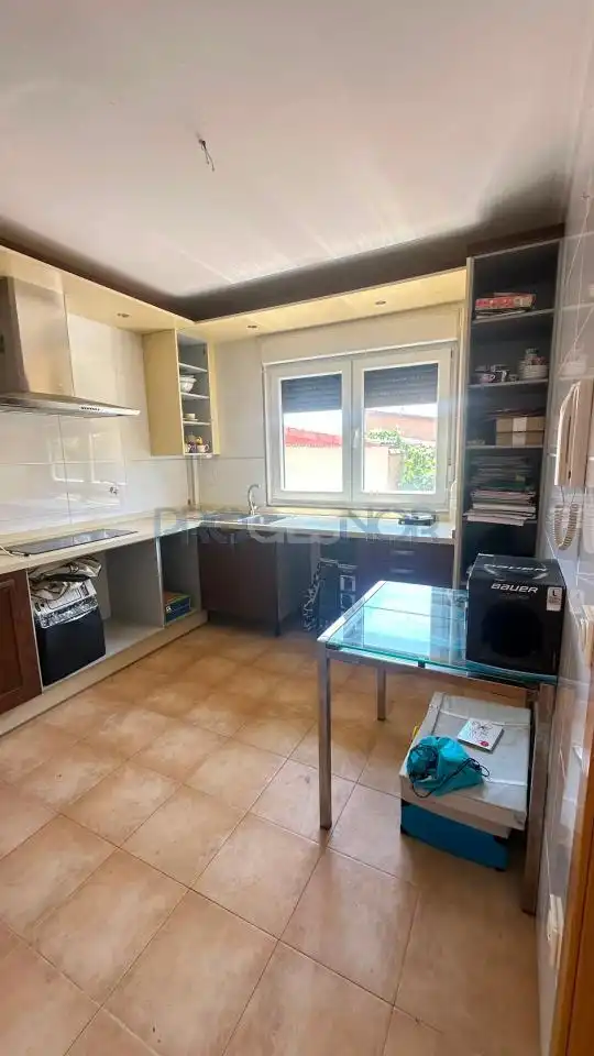 Cuina de Casa adosada en venda en Onzonilla amb Calefacció, Jardí privat i Terrassa