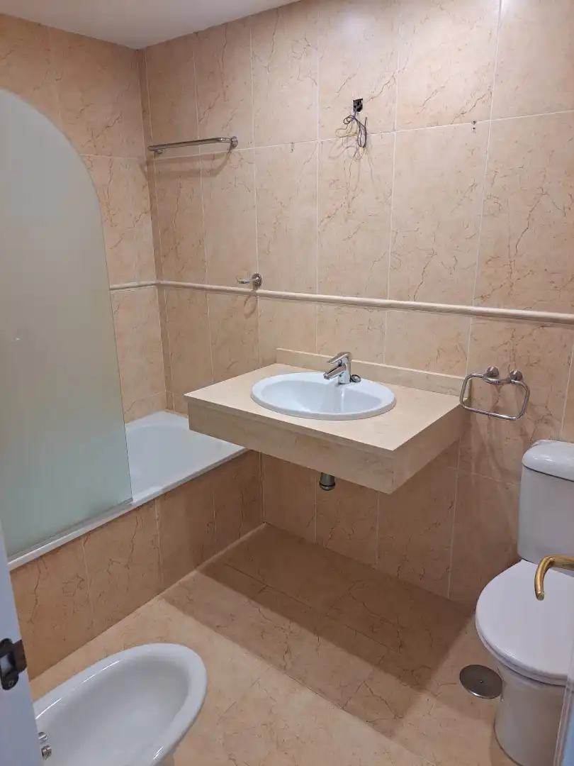 Badezimmer von Einfamilien-Reihenhaus zum Verkauf in Manilva mit Privatgarten und Gemeinschaftspool