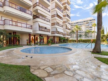 Pis amb piscina en venda a Calle RIOJA 147