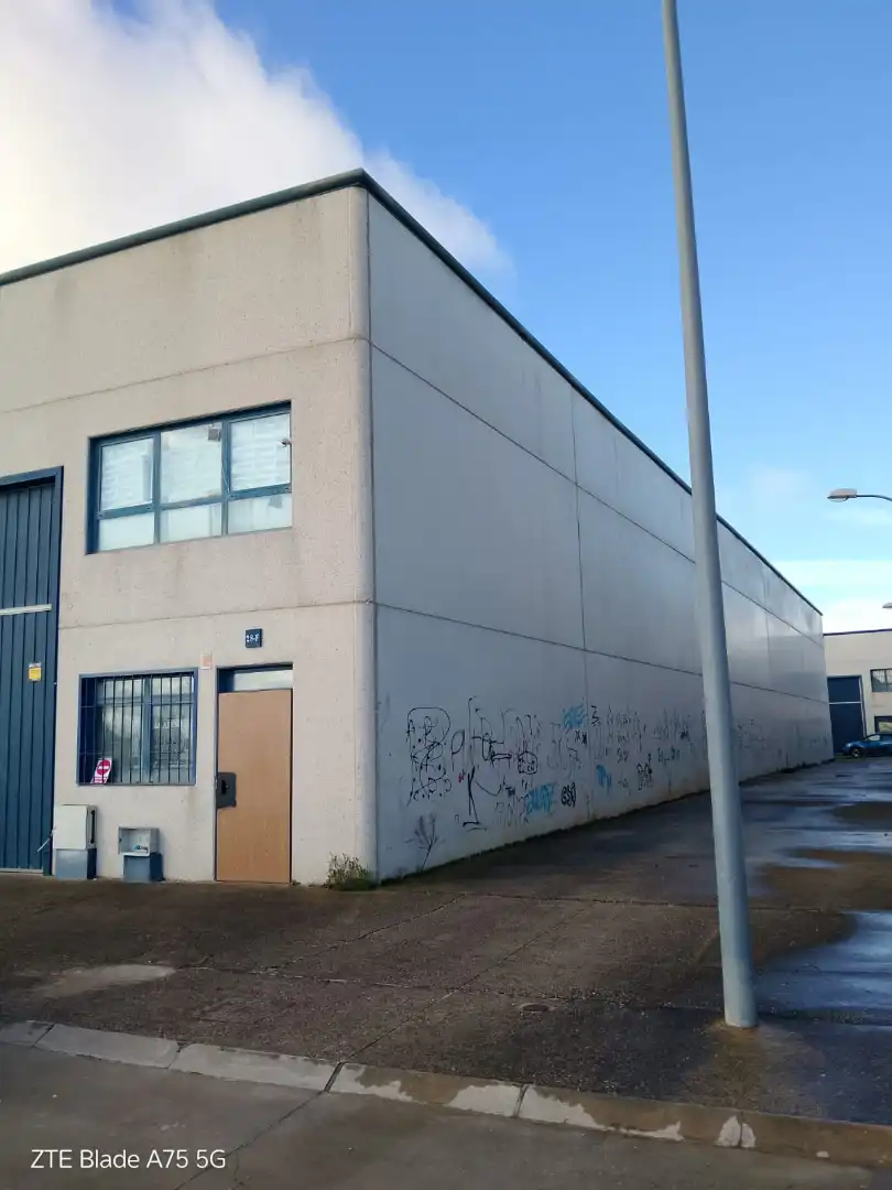 Vista exterior de Nave industrial en venta en El Viso de San Juan
