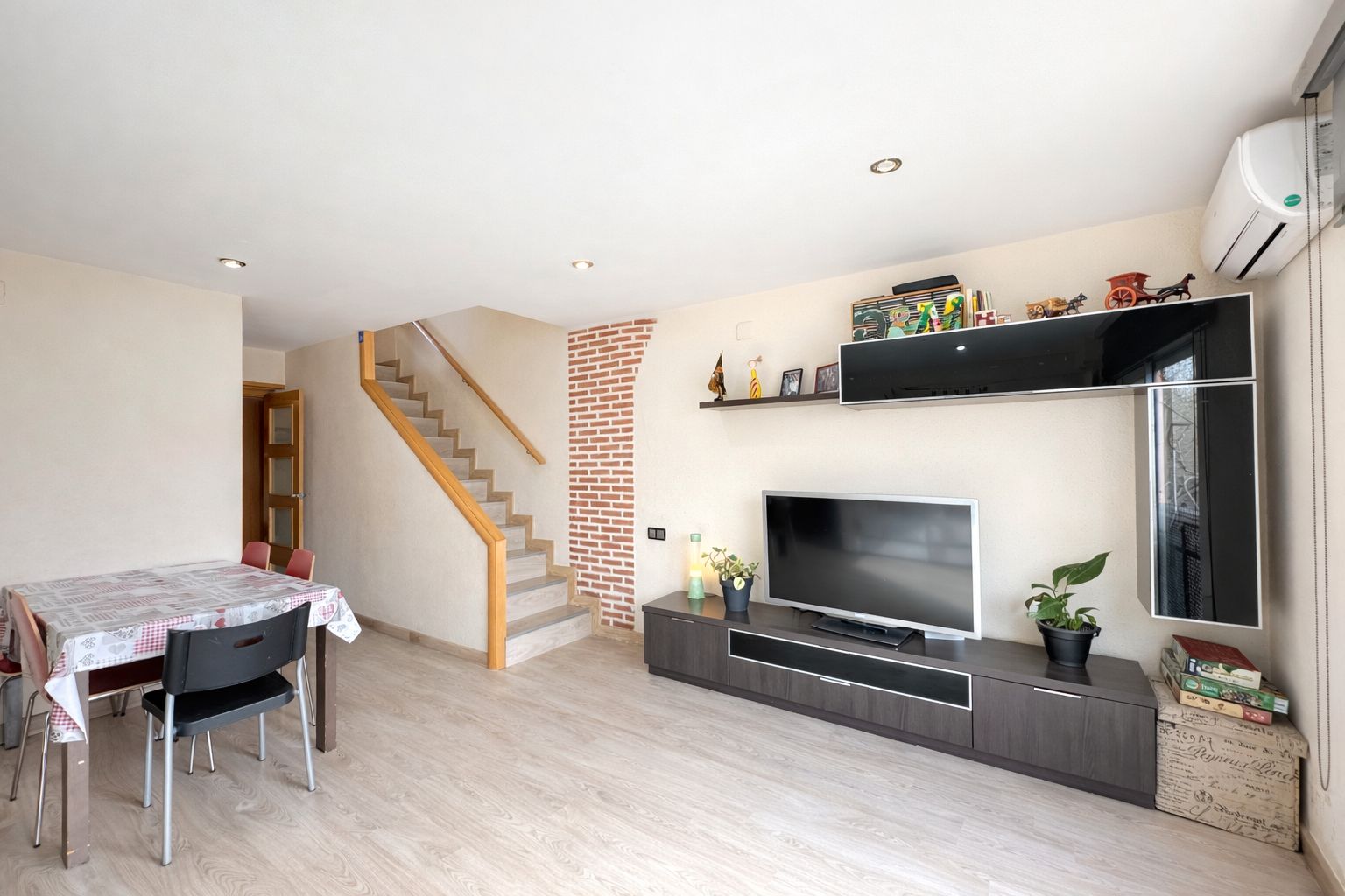 Wohnzimmer von Maisonette zum Verkauf in Mollet del Vallès mit Parkett und Ofen