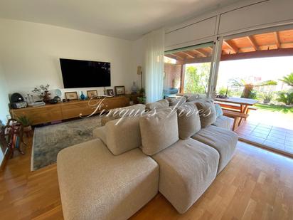 Sala d'estar de Casa adosada en venda en Caldes d'Estrac amb Piscina