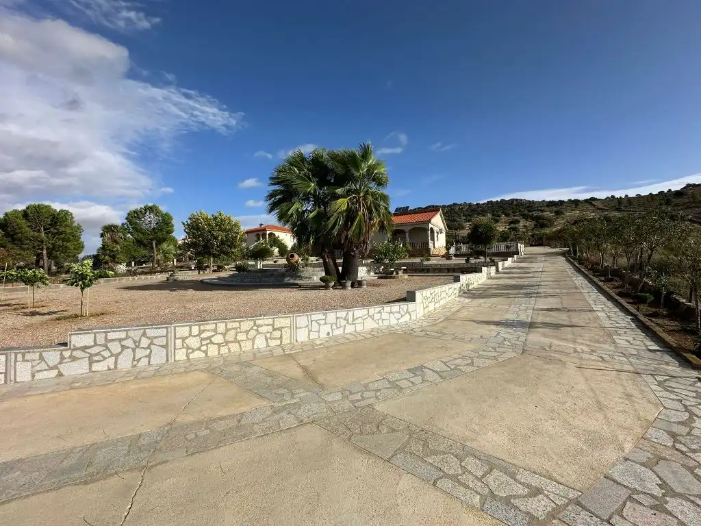 Vista exterior de Casa o xalet en venda en Magacela amb Jardí privat, Terrassa i Piscina