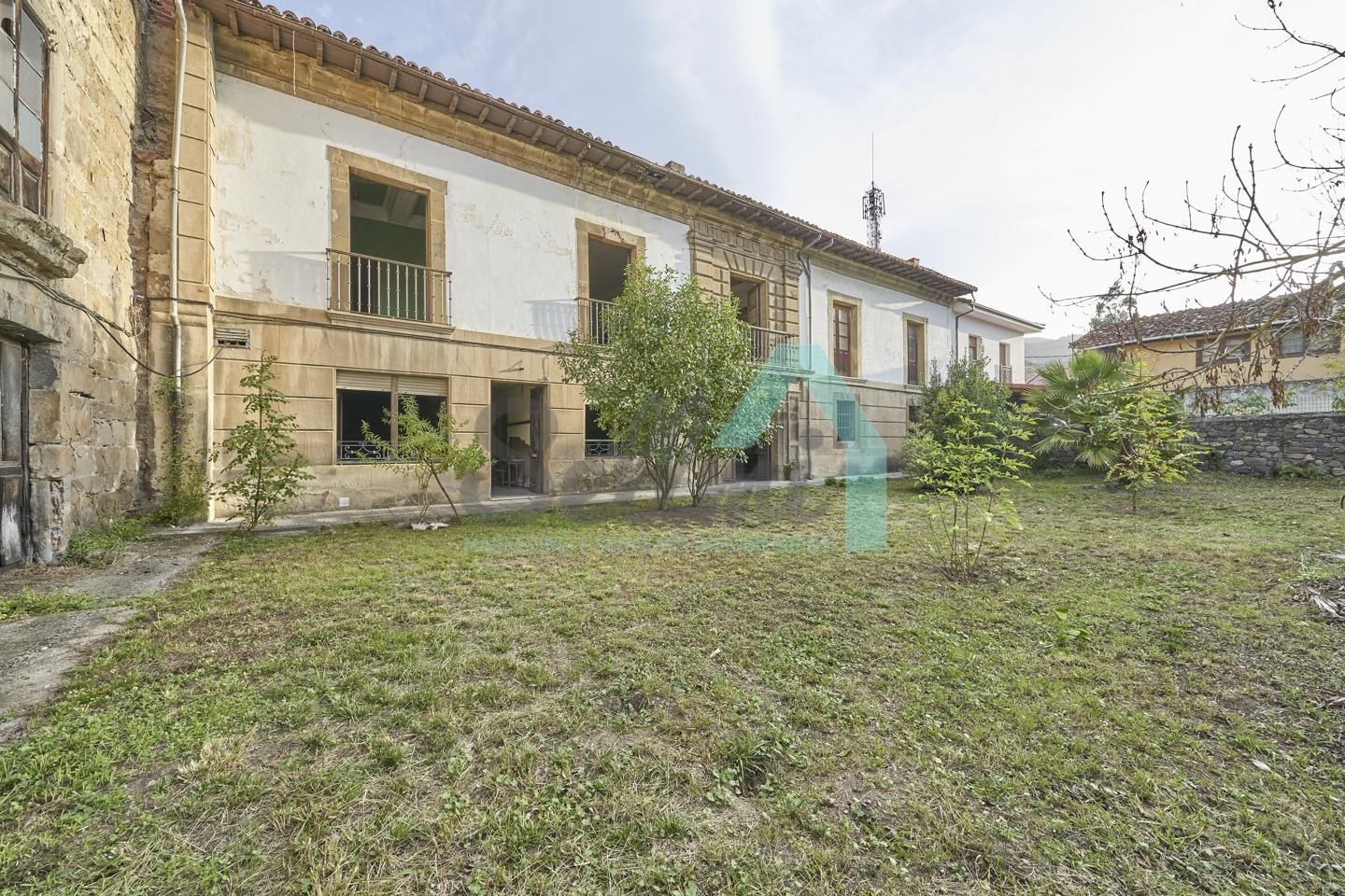 Vista exterior de Casa adosada en venda en Lena amb Jardí privat, Parquet i Terrassa